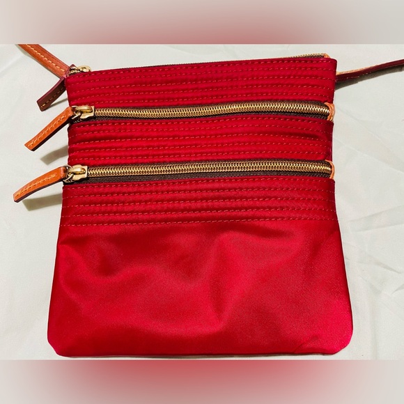Dooney and Bourke Red Crossbody Bag with leather strap - Picture 5 of 7